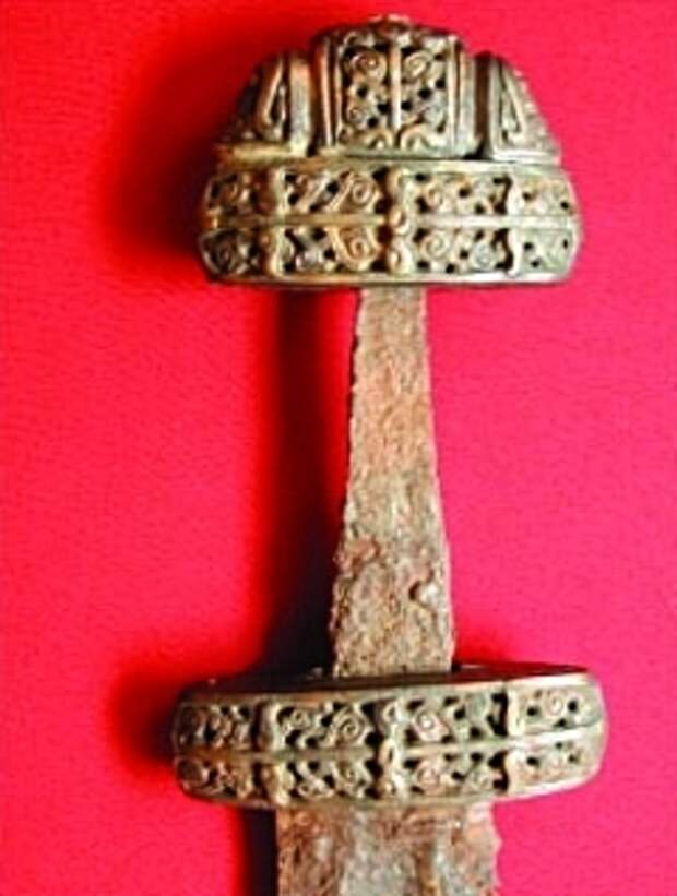 Меч. Цветной металл/железо/позолота. Найден в 1950 году. 