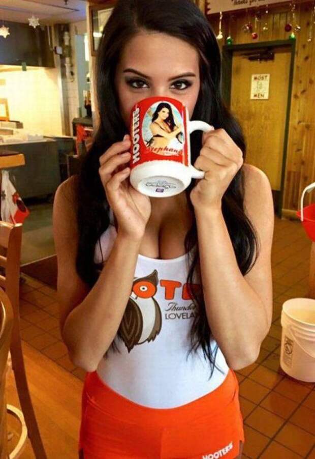 Симпатичные девушки из ресторана HOOTERS (46 фото)