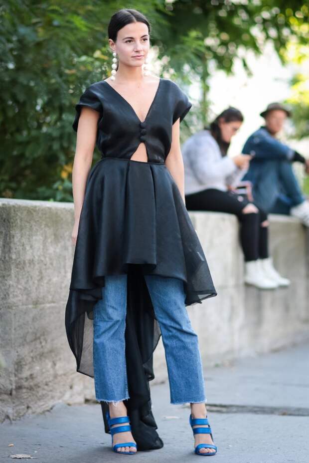Девушка в джинсах и асимметричном платье
