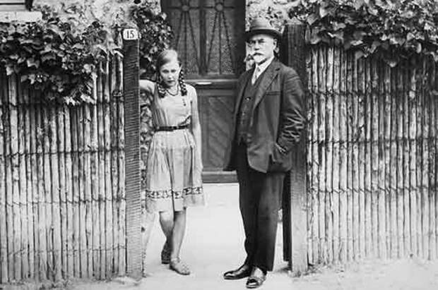 Антон Деникин с дочерью Мариной на пороге своего дома в предместье Парижа, коммуна Севр, 1933 год