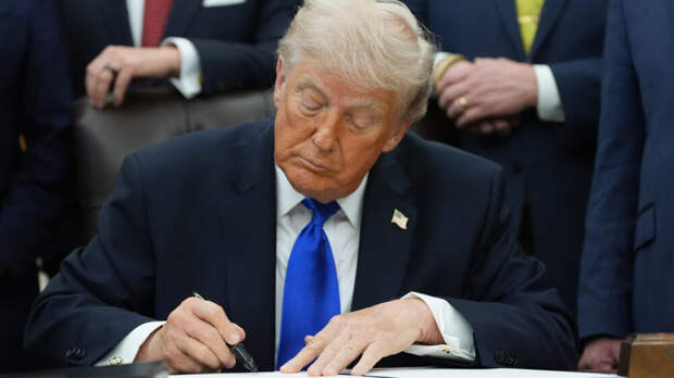 Трамп объявил о 25-процентных пошлинах на автомобили и грузовики из ЕС