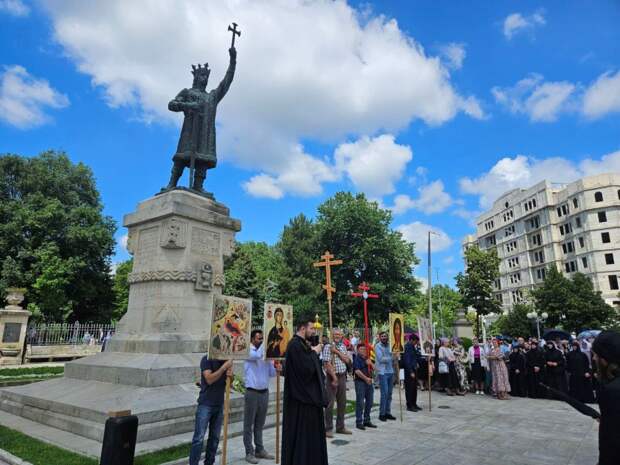 Православные молдаване вышли на протест против марша содомитов