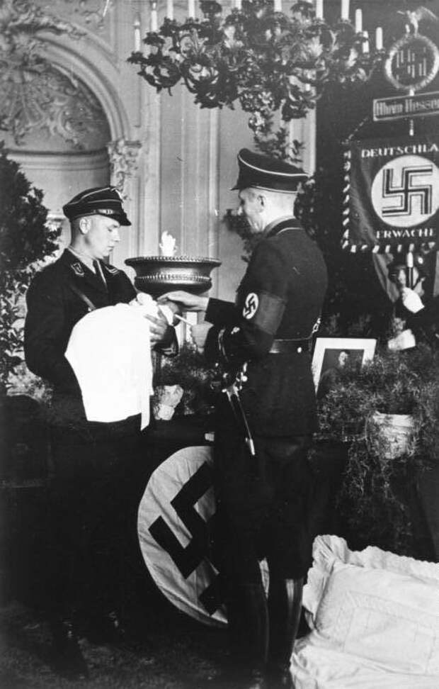 25. Два эсэсовца на крестинах ребенка, 1936 г. германия, история, фото