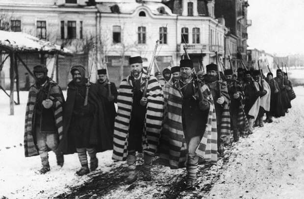 Солдаты армии Черногории покидают столицу государства город Цетине. Фото: Paul Thompson / FPG / Getty Images / Fotobank.ru
