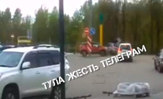 На улице Карпова в Туле мотоциклист влетел в иномарку