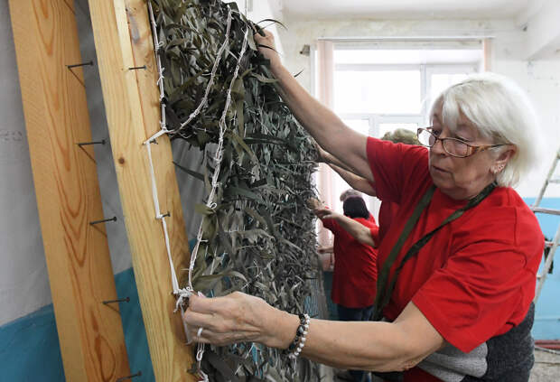 Плетущих маскировочные сети для бойцов СВО пенсионерок выгнали на улицу