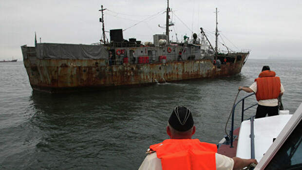 Приморские пограничники задержали иностранную шхуну в Японском море