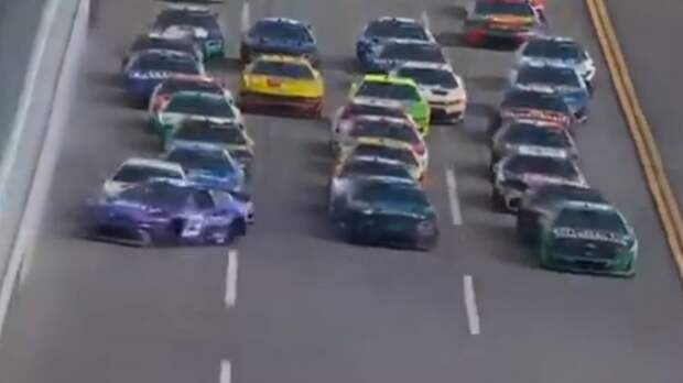 На гонке NASCAR Cup Series в США произошла массовая авария с 30 автомобилями