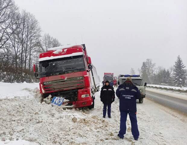 В Смоленской области спасатели помогли выбраться заблокированному в фуре дальнобойщику