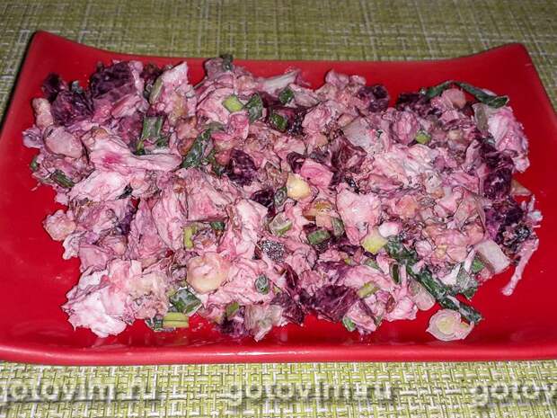 Салат из запеченной курицы со свёклой и грецкими орехами. Фотография рецепта