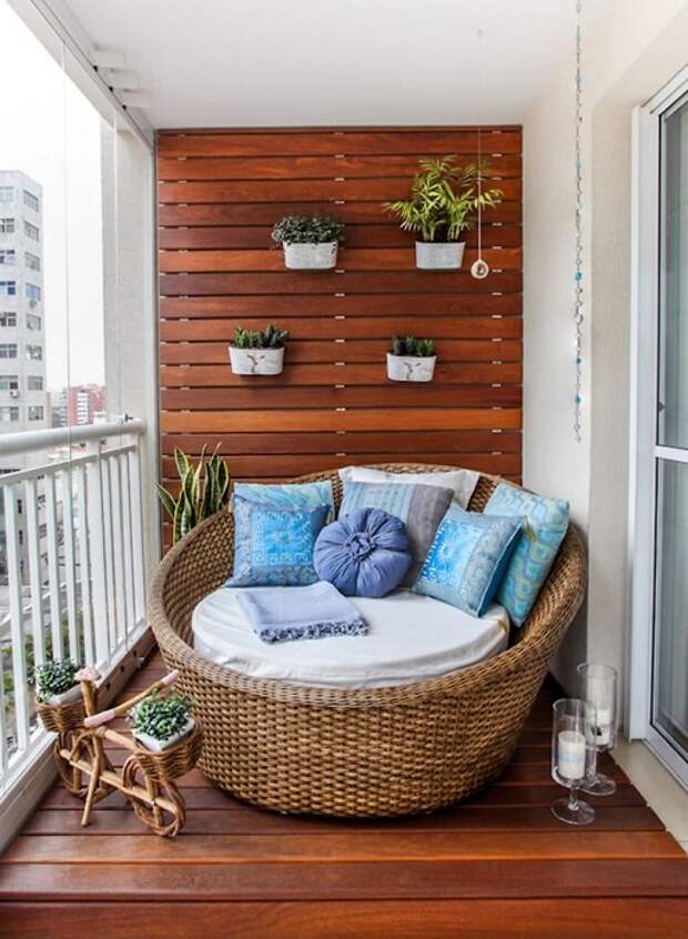 Симпатичный балкон, который украшен и оформлен при помощи дерева - отличный вариант оформления балкона.