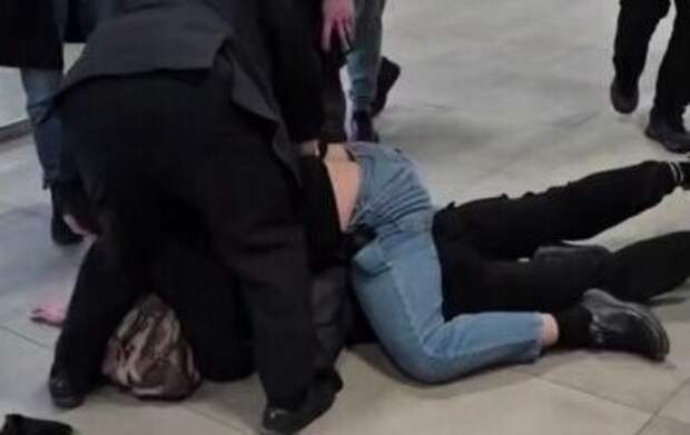 В Петербурге охранники задушили посетителя торгового центра