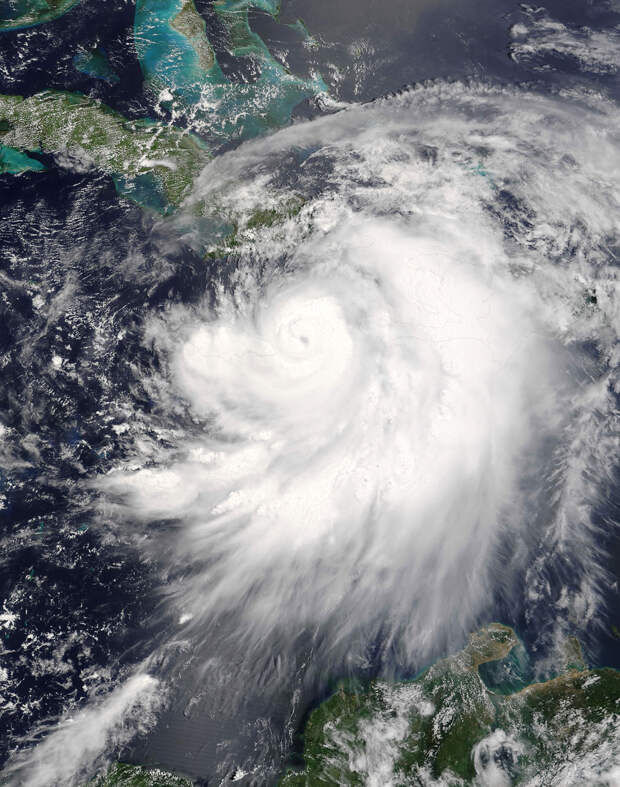 Спутниковый снимок урагана Дэннис