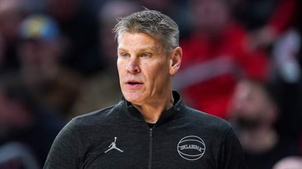 Porter Moser on the sidelines for the Oklahoma Sooners.
