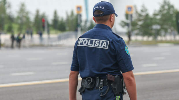 Полицейский в Казахстане упустил лихача, погнавшись за собственной машиной