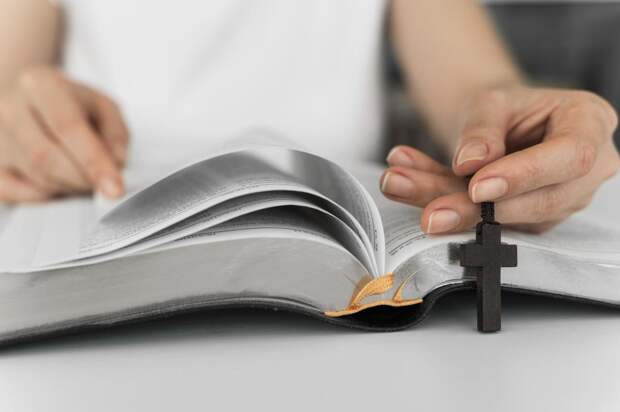 Замдиректора католической школы по защите детей уволили за роман с педофилом