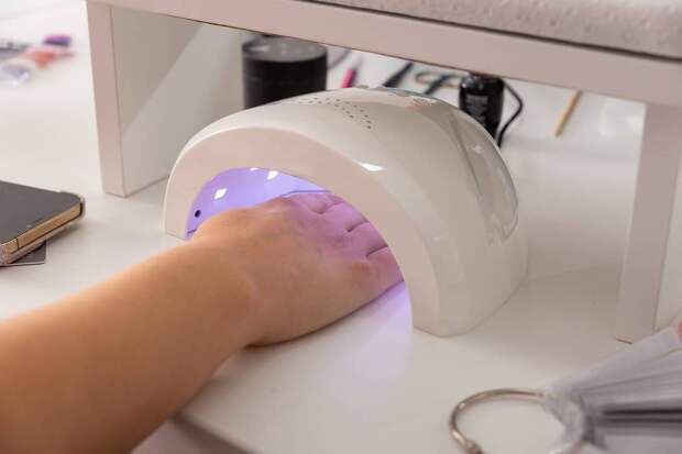 У популярной блогерши отслоились ногти от пальцев во время маникюра в салоне