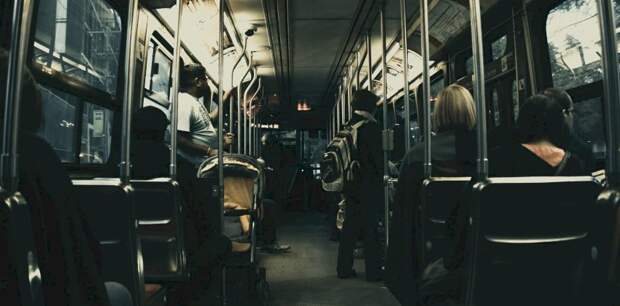 Автобус в Новосибирске протащил ребенка за рюкзак по дороге, но водитель избежал наказания