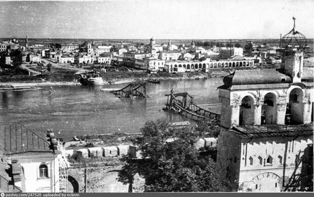 Взорванный немцами при отступлении мост через р. Волхов.