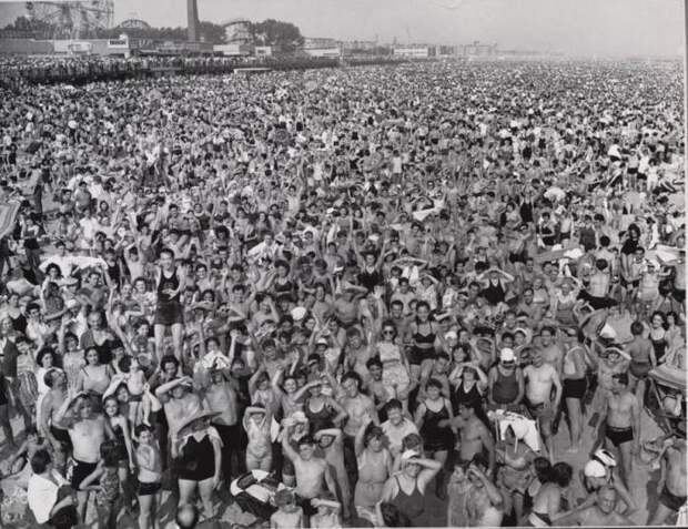 Толпа на Кони-Айленде. Автор: Arthur Fellig (Weegee).
