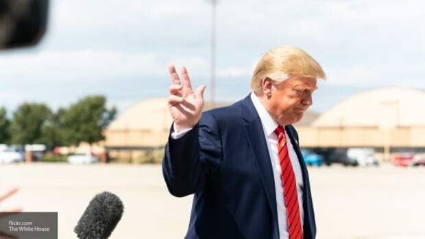 Трампа спасли от смертельной посылки Трампа спасли от смертельной посылки