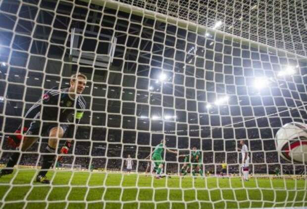 Вчера. Гельзенкирхен. Германия - Ирландия - 1:1. 90+4-я минута. Только что Джон О`ШИ провел ответный мяч в ворота Мануэля НОЙЕРА. Фото AFP