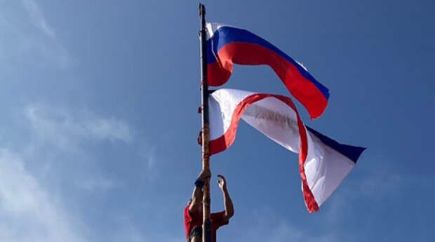 Сотрудники МЧС водрузили флаги Крыма и России на Ай-Петри