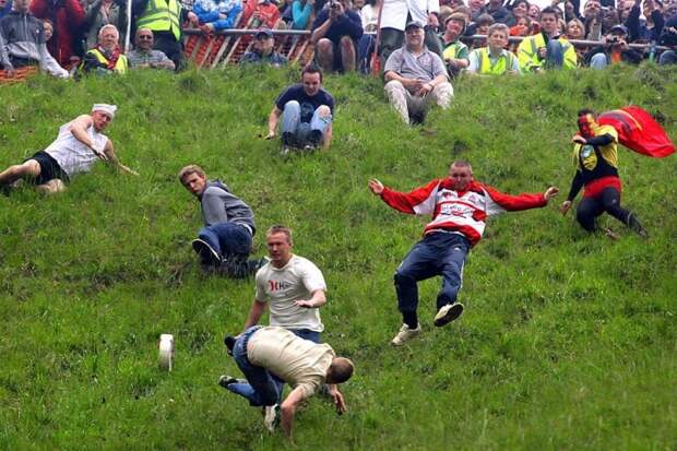Cooper's Hill Cheese-Rolling. / Фото: www.lolwot.com Cooper's Hill Cheese-Rolling. / Фото: www.lolwot.com