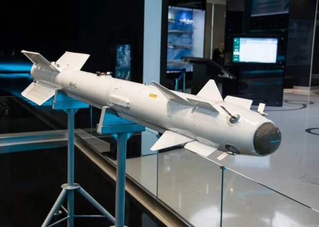 Выставка Dubai Airshow-2023 уже завершилась, но обсуждение представленного оружия ещё долго будет будоражить умы любителей военной тематики.