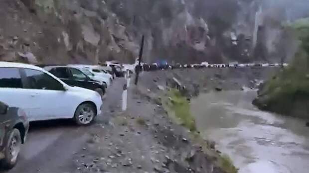 Автомобиль с людьми упал в обрыв из-за камнепада в Дагестане
