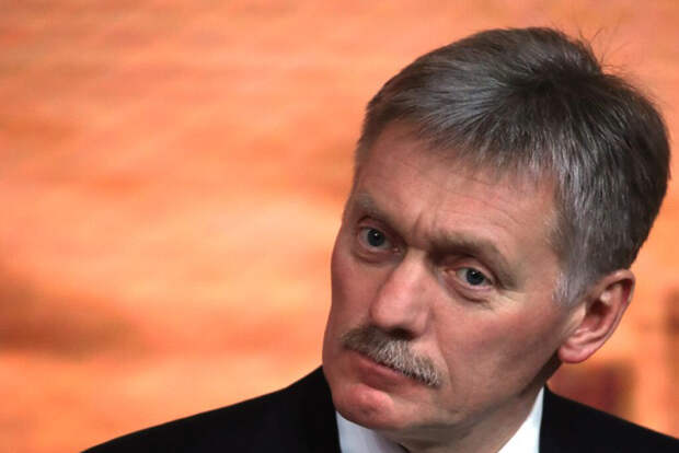 Песков назвал халатностью ситуацию с дорогами в омском селе