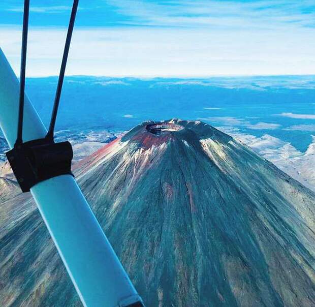 20-летняя милашка-пилот, летающая над активными вулканами