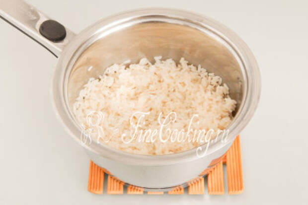 Уже успел свариться рис - тоже снимаем кастрюльку с плиты