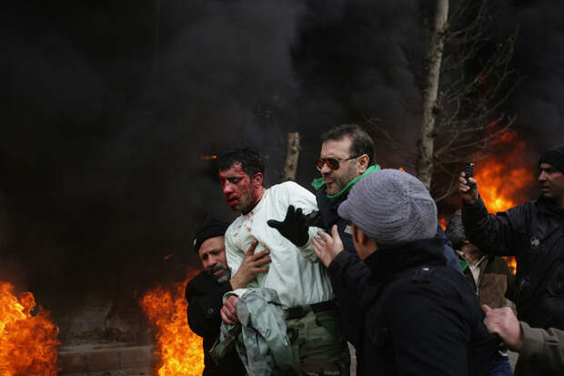 compassionoverviolence12 30 фотопримеров человеческого сострадания во время акций протеста