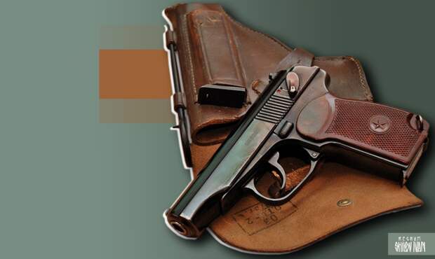 В Биробиджане агрессивный мужчина на улице угрожал пистолетом полицейским