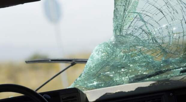 Как в случае аварии разбить стекло в машине. Практическое руководство