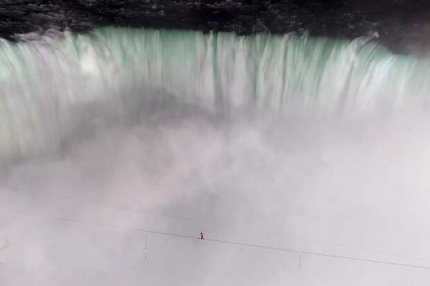 Канатоходец перешел через Ниагарский водопад (9 фото)