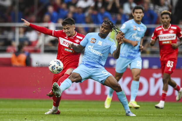 "Зенит" оштрафован за бросание фанатами бутылок в игроков "Спартака"