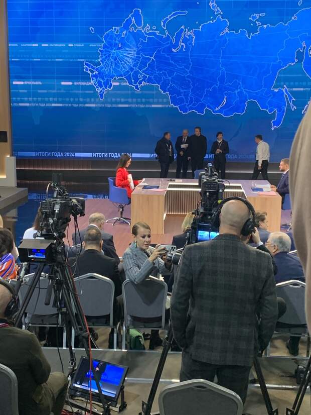 Итоги года с Владимиром Путиным: Фоторепортаж РИА Верхневолжье с места события