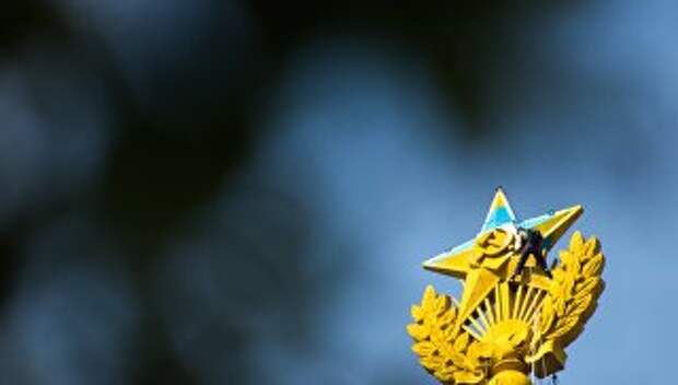 Бейсджамеры выкрасили шпиль высотки на Котельнической набережной в цвета украинского флага. Архивное фото