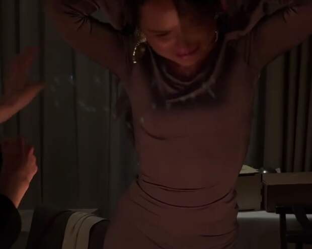 Дочь Маликова Стефания показала, что у нее загорелись волосы из-за свечей