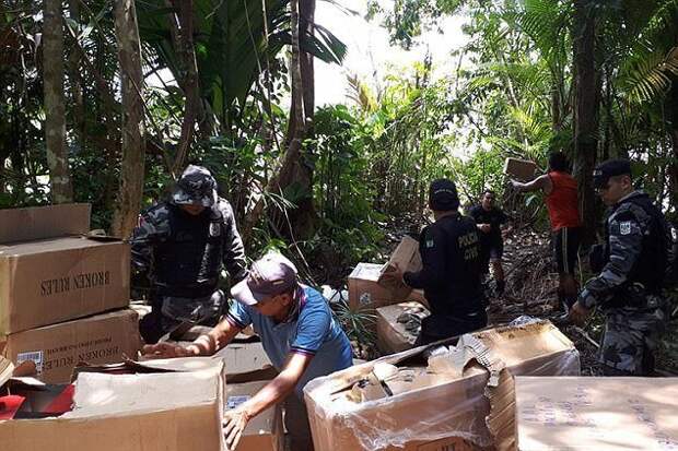 Полиция спасла их от пиратов Амазонки, но они сбежали — из-за спрятанной в фургоне марихуаны в мире, истории, люди, полиция, путешествие, семья