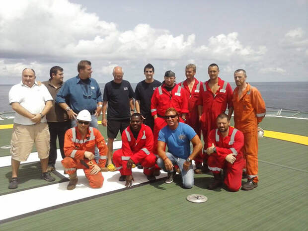 Харрисон с командой спасателей.