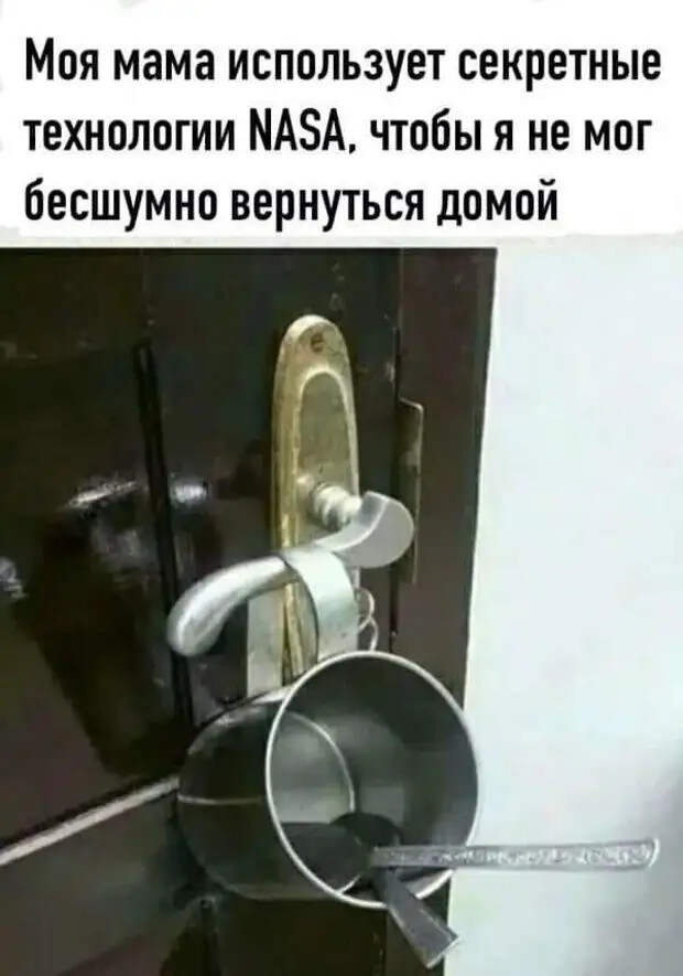 Задыхаясь, вбегает мужик на набережную, забрасывает свой чемодан...