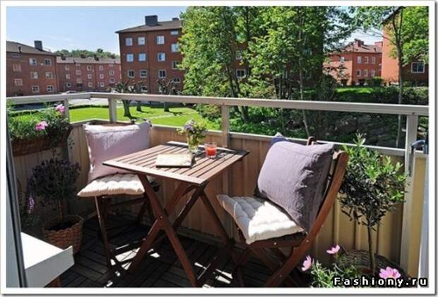 Специальную деревянную мебель.