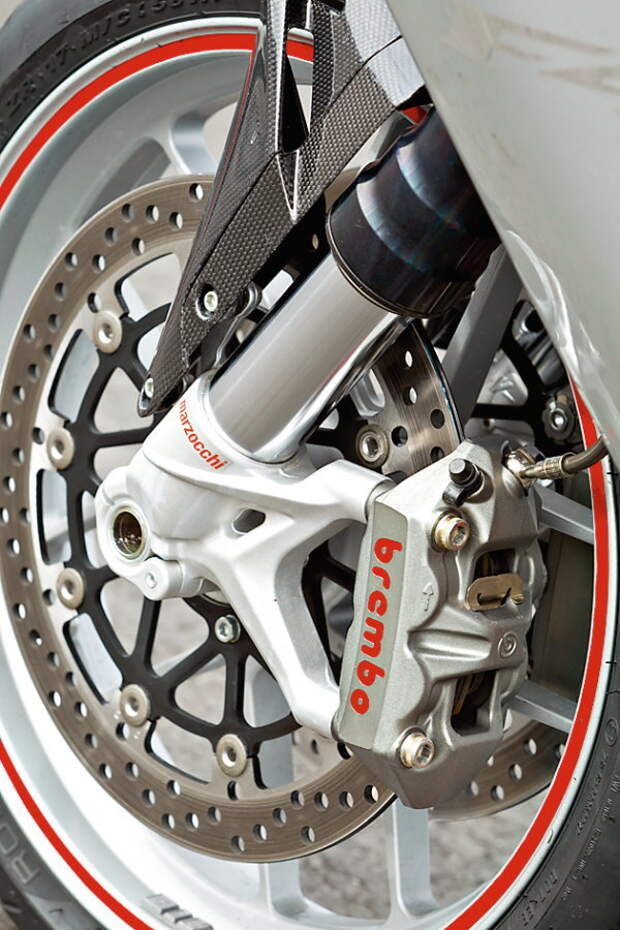 К моноблочным скобам Brembo, установленным на MV Agusta F4, вопросов нет. А вот причина самого длинного тормозного пути кроется, скорее всего, в самой высокой массе среди участников теста.