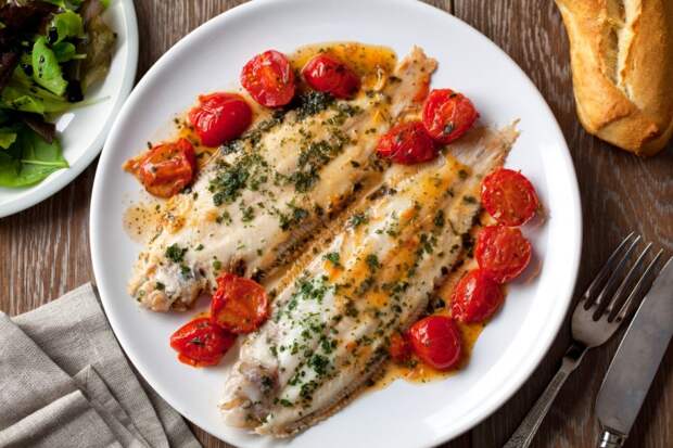 Белая рыба с соусом и овощами: низкокалорийно и вкусно