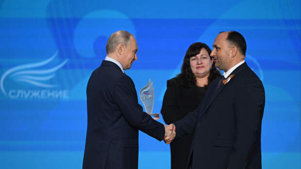 Путин в Национальном центре «Россия» наградил победителя премии «Служение»