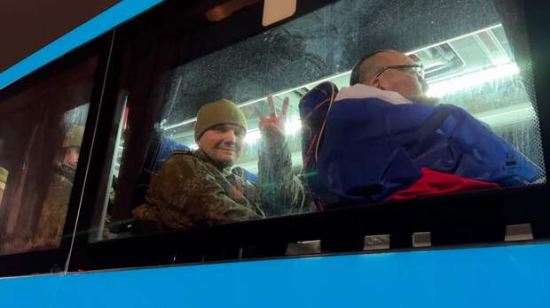 Триста российских бойцов вернулись в Россию из плена