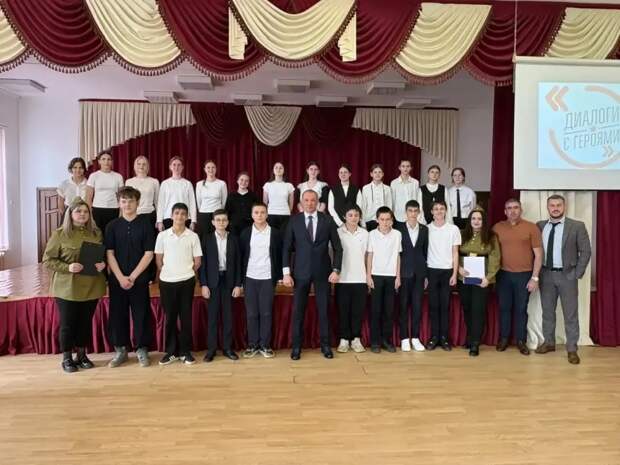 В «Гимназии №1» прошёл урок мужества «Память сильнее времени»